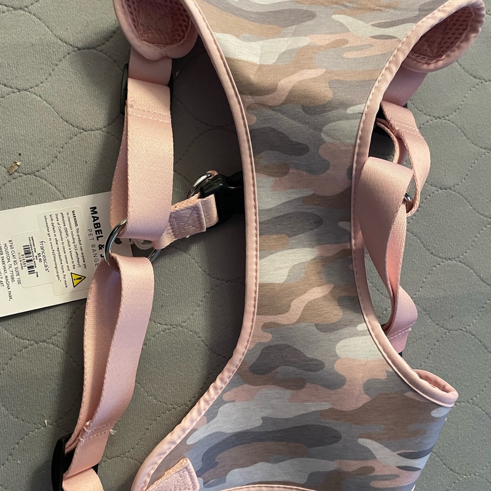 Dog halter in pink camouflage NWT